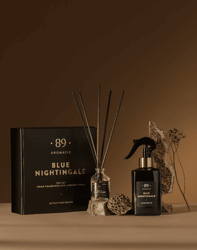 BLUE NIGHTINGALE – SET: Geurstokjes & Luchtverfrisser